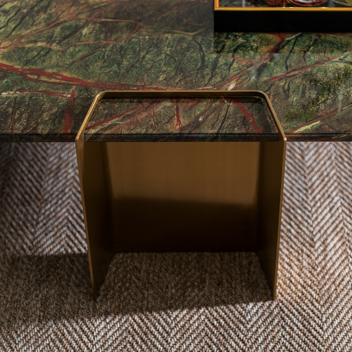 Green Marble-Look Coffee Table with Titanium Gold Base – close-up of the top