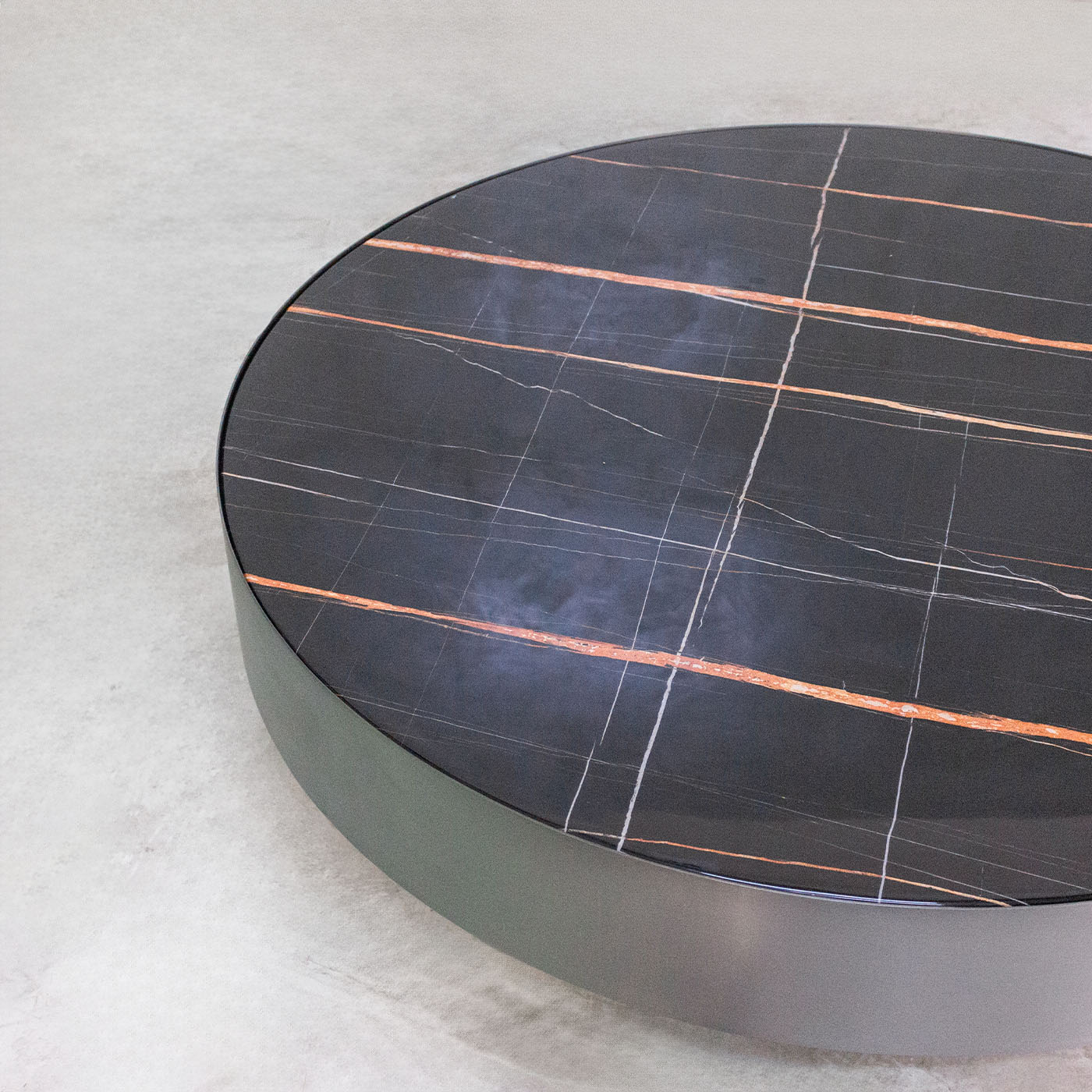 Swivel-Top Round Coffee Table – 110 cm – close-up of the top